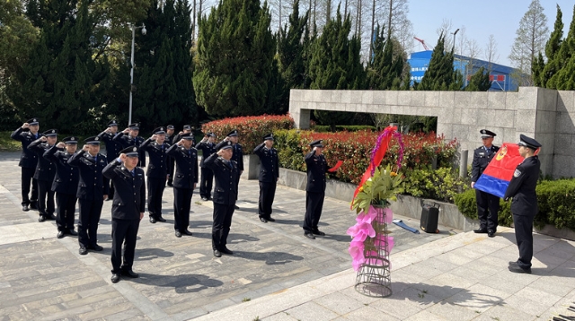 清明祭英烈 警心頌忠魂 | 南通邊檢聯(lián)合長航公安開展清明祭掃活動