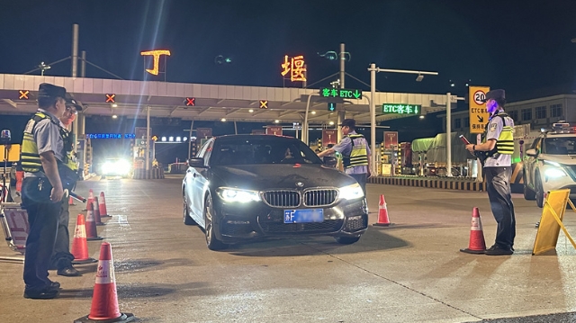 南通交警夏夜“亮劍”：嚴查酒駕醉駕，“蘇超”觀賽點同步守護