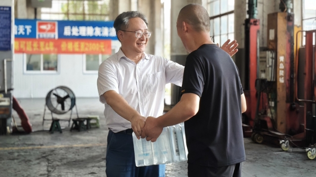 南通飛鶴修理廠開展送清涼活動，為一線修理人員送去防暑慰問品