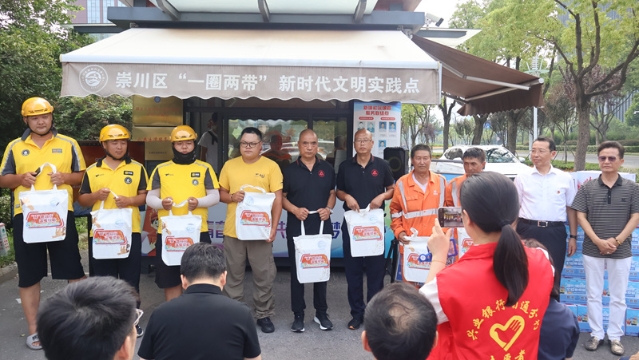 南通雷鋒車隊開展志愿服務 為高溫下的勞動者送清涼