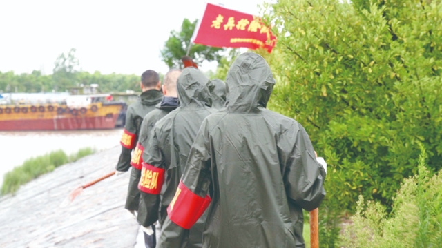 如皋組建起一支特殊的防汛隊伍：“老兵搶險隊”筑起74公里“紅色堤壩”