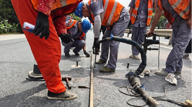 從“被動修補”向“主動預防”轉變 通州公路試行非開挖注漿工藝修補道路裂縫